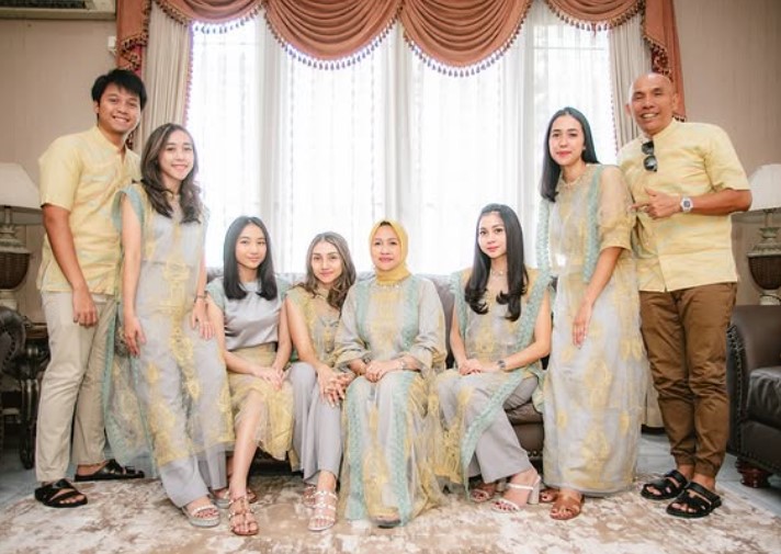 Citra Aulia Marwan Soemarno with her family