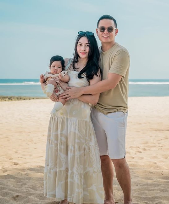 Citra Aulia Marwan Soemarno with her husband and kid