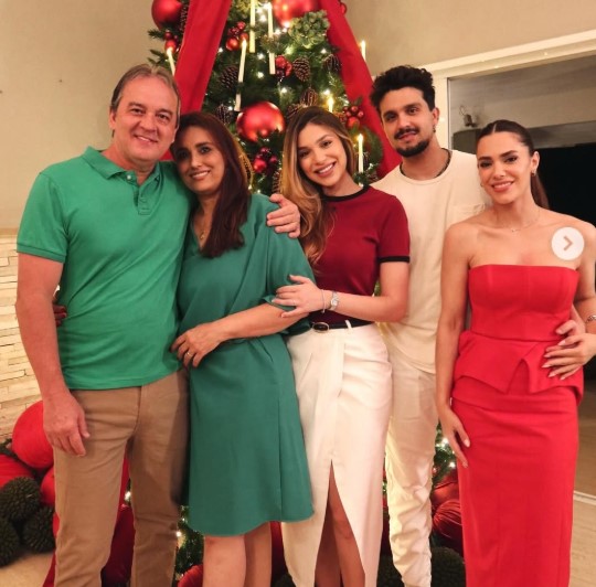 Bruna Santana with her family