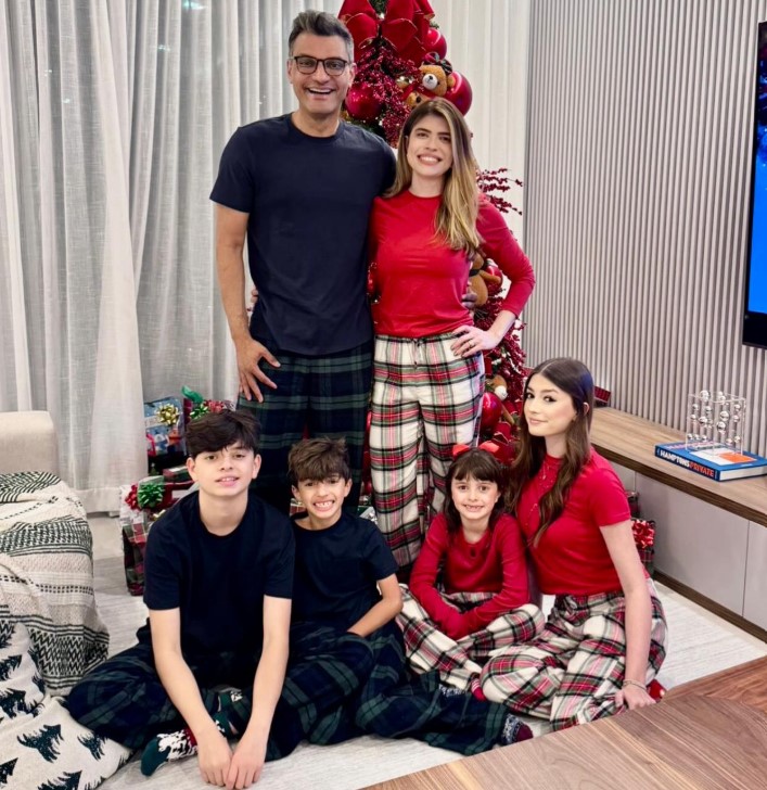 Tiago Brunet with his partner Jeanine Brunet and kids