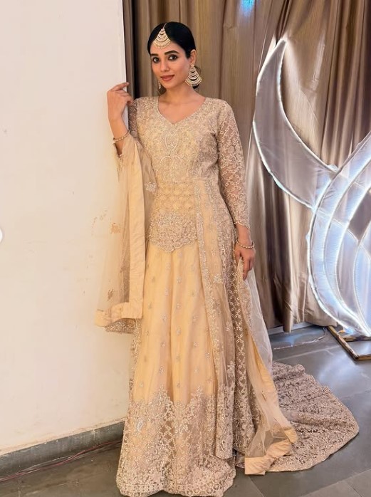 Bushra Shaikh height