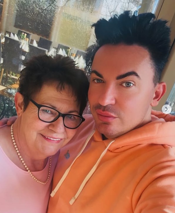 Matthias Mangiapane with his mother