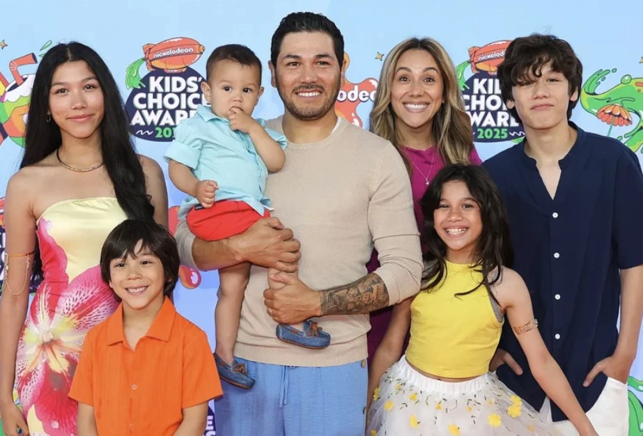 Txunamy Ortiz with her parents and siblings