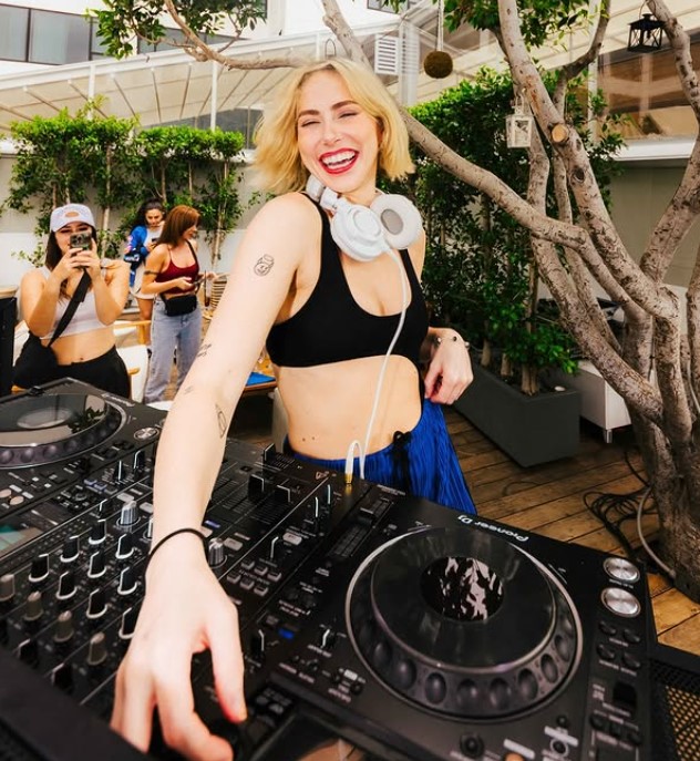 Carter Cruise profession