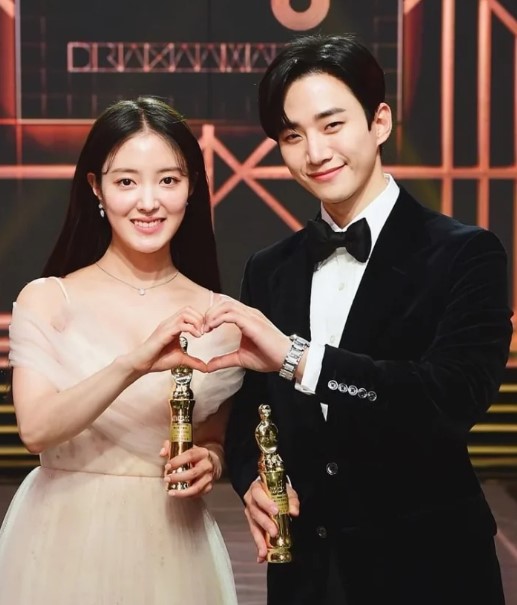Seyoung Lee won 2021 MBC Drama Awards for Best Couple Award with Lee Junho