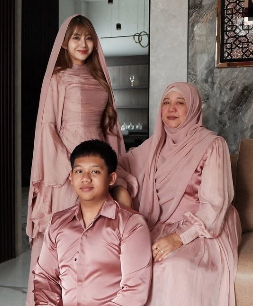 Ghea Indrawari with her mom and brother