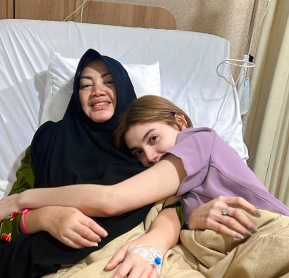 Hilda Vitria Khan with her mom