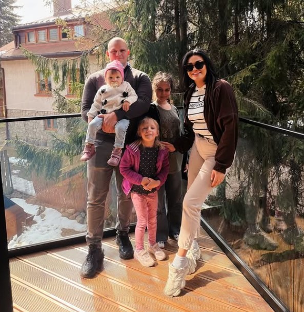 Jola Mroz with her husband and kids