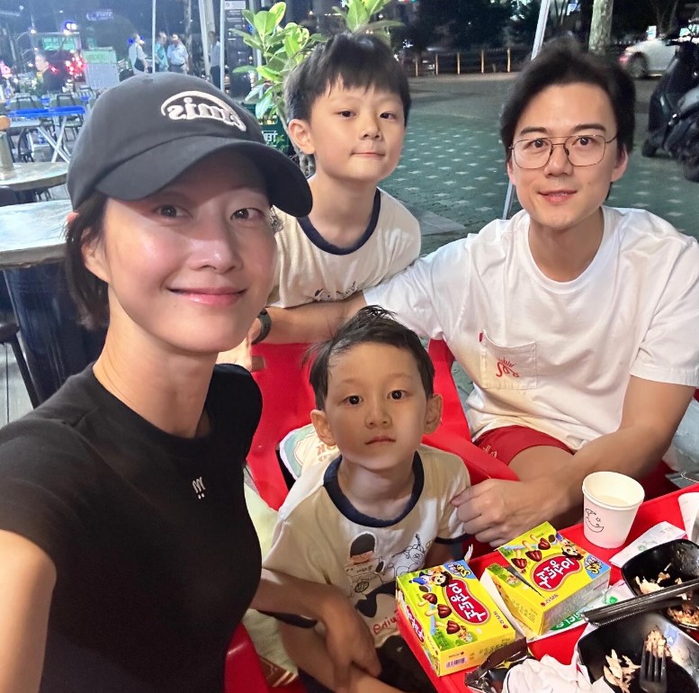 Lee Hyun-yi with her husband and kids