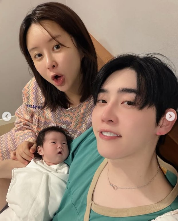 Park Hyunho with his wife and kid