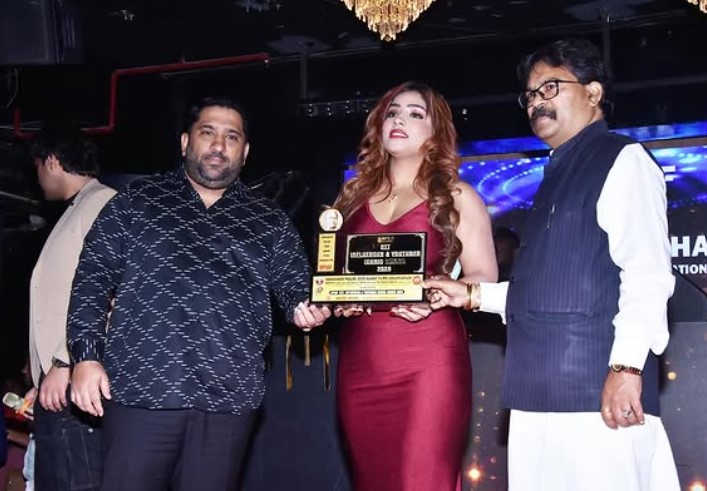 Aayushi Jaiswal won Dadasaheb Phalke Icon Award For Ott Influencer 2024