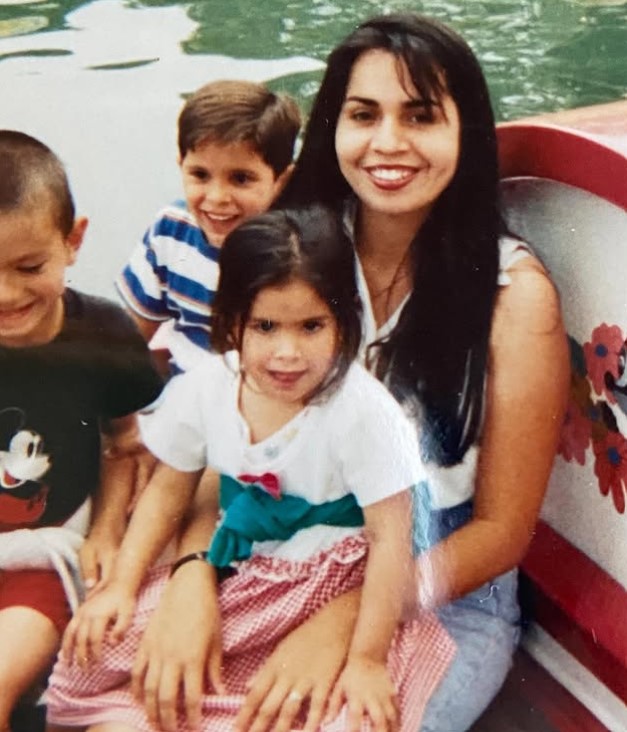 Jessica Flores' childhood image with her mom and siblings