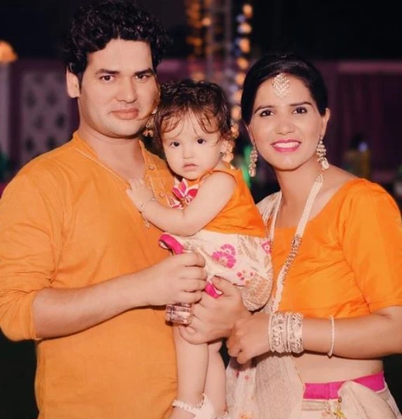 Vijeta Dahiya with his wife and daughter
