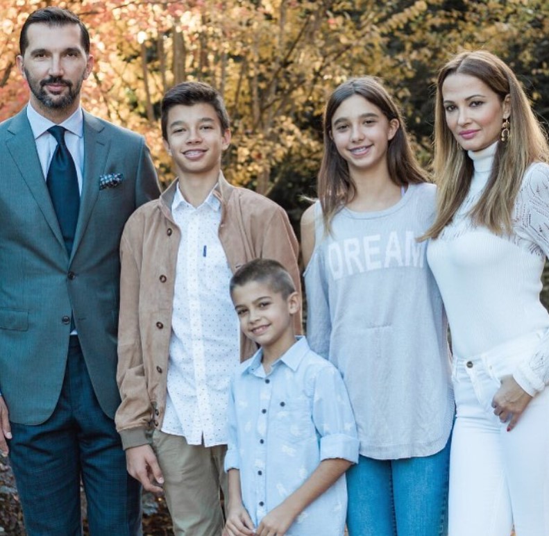 Aleka Kamila with her family
