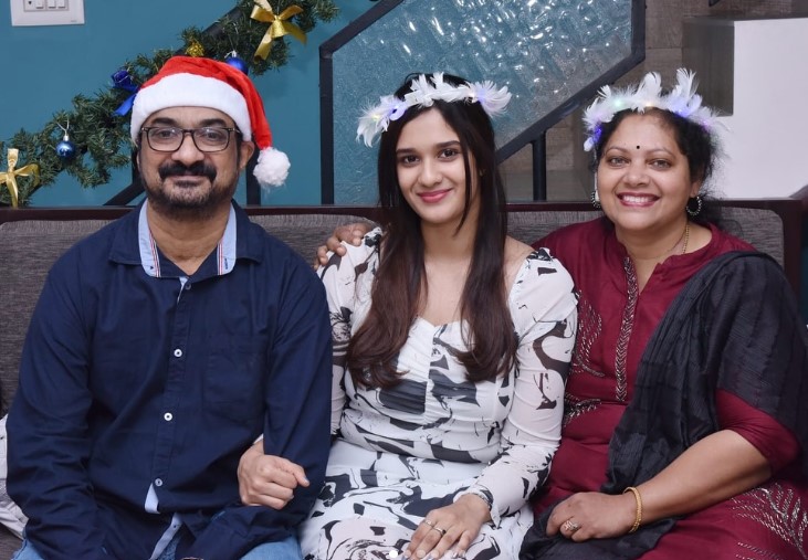 Roshni Tara with her parents