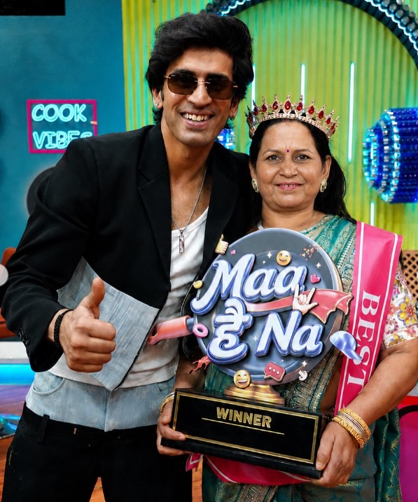 Kushal Tanwar with his mother Munesh Tanwar, holding the ‘Maa Hai Na’ Trophy