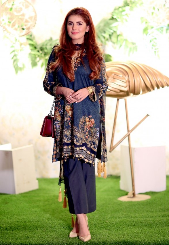 Momina Mustehsan height