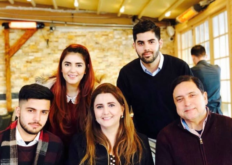 Momina Mustehsan with her parents and brothers